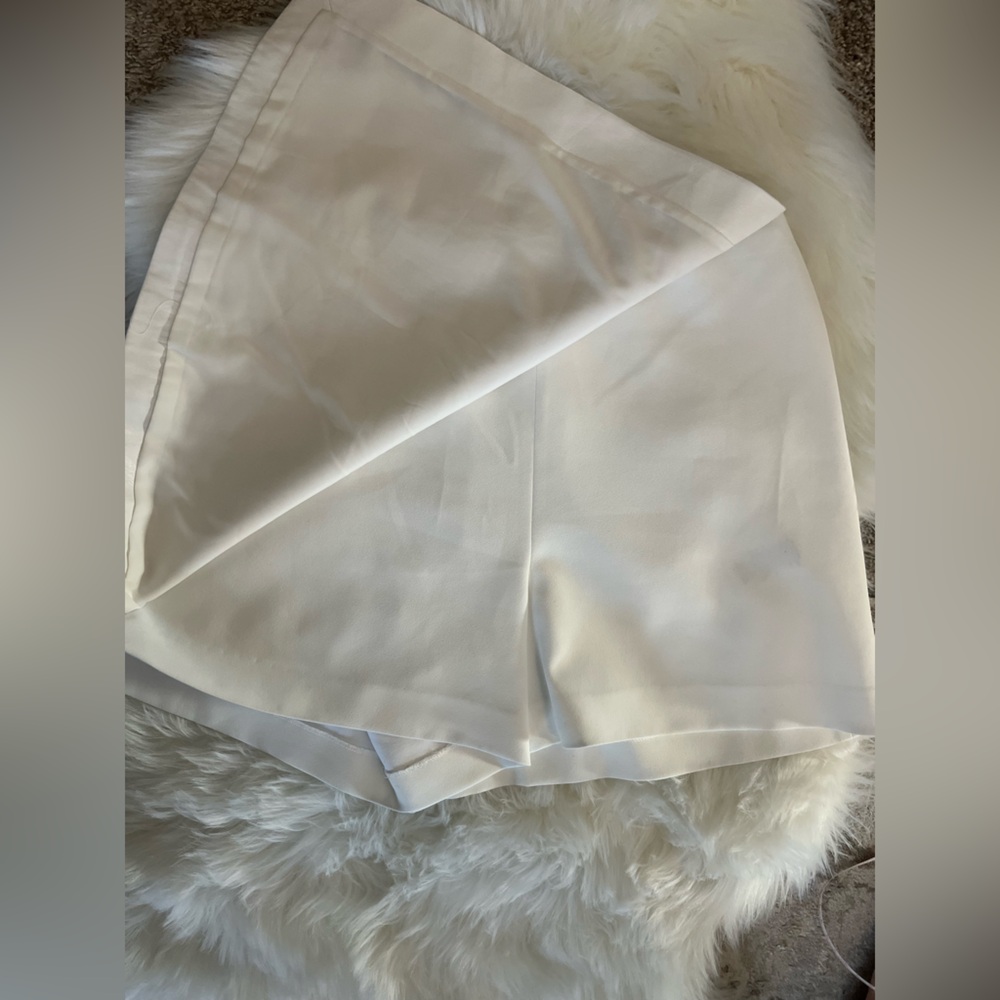 Alice + Olivia faux leather skort size 10 color white - Picture 8 of 9